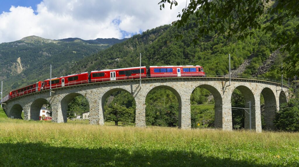 Treni i Kuq Bernina në Alpet Zvicerane pranë St. Moritz
